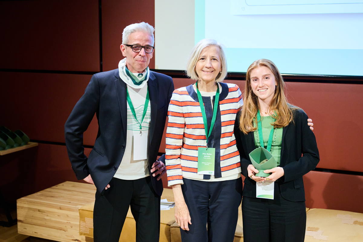 Sofia Catalan Garcia receiving the Award from Pilar Muñoz Juncosa, Embassy of Spain, at Green Product Award 2025 Summit and Ceremony.
