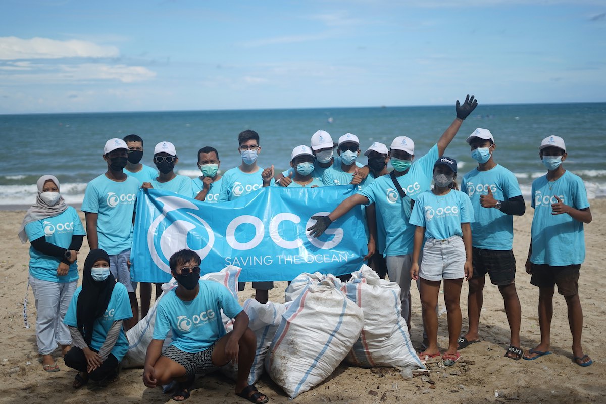 Volunteering beach Cleanup