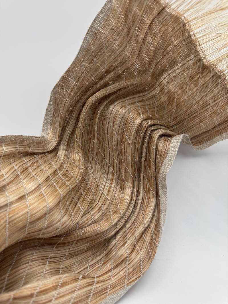 Weaving horsehair and linen for sculpting. © Antonin MONGIN