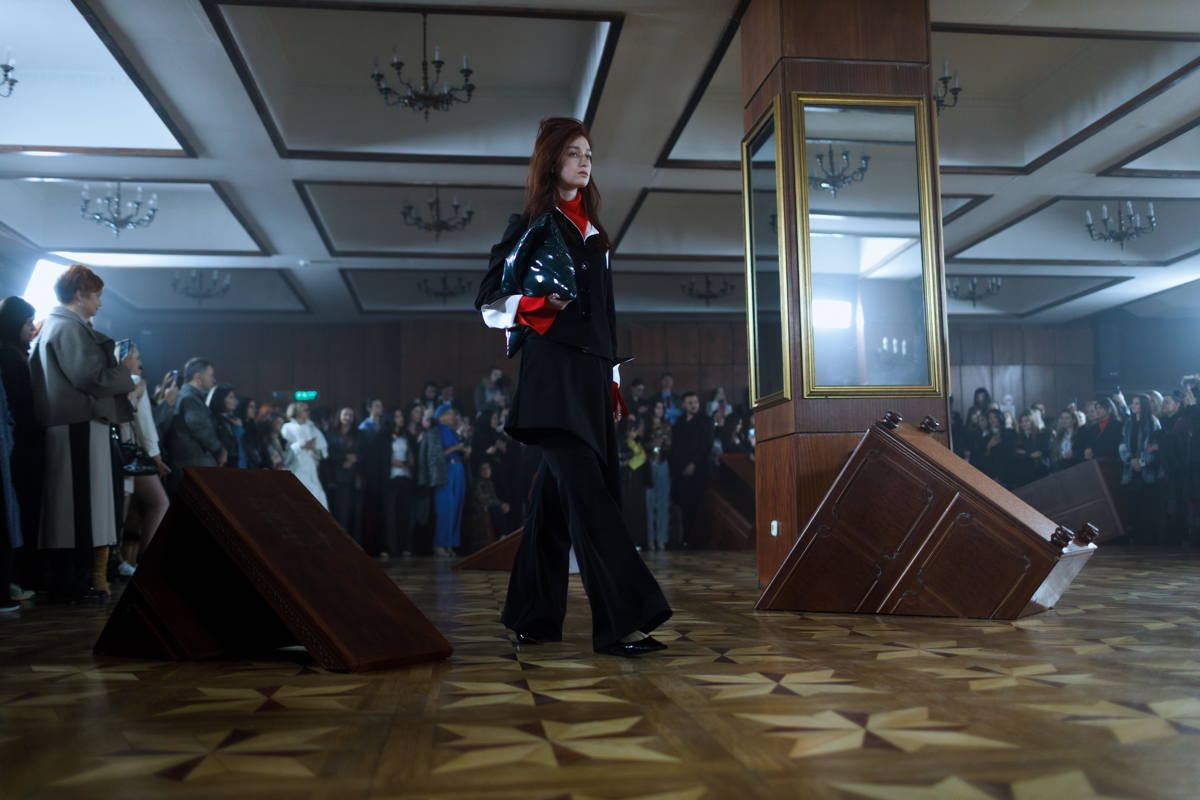 Model catwalking in Julia Allert Show © Hallo Vud